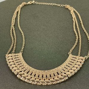Fashion Necklace Gold colored claps closure